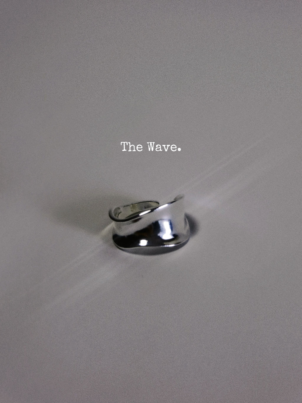 The Wave – Bold Minimalist Mirror-Finish Band