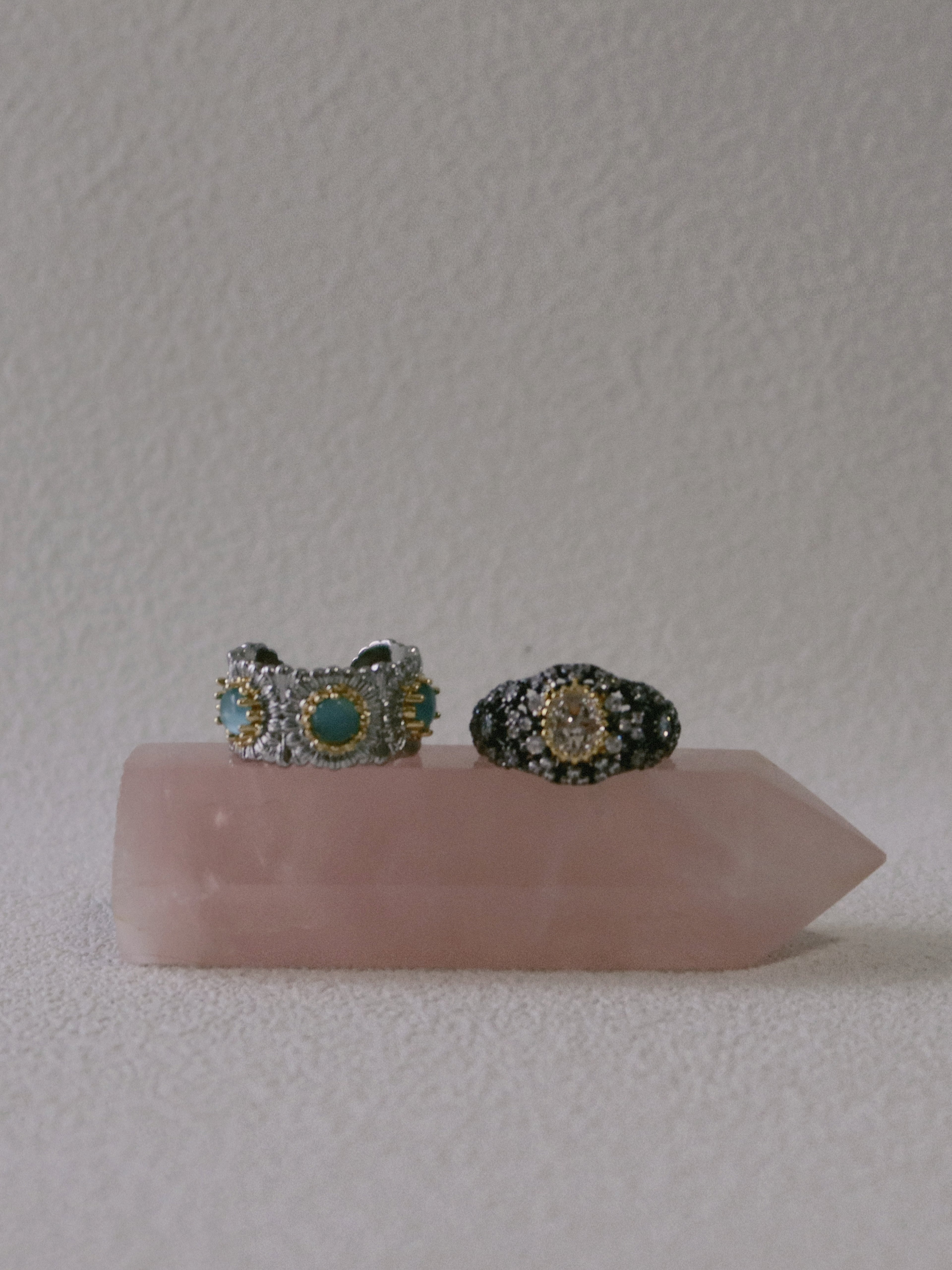 The Secluded Azure – Vintage Daisy Ring with Sapphire-blue Stones