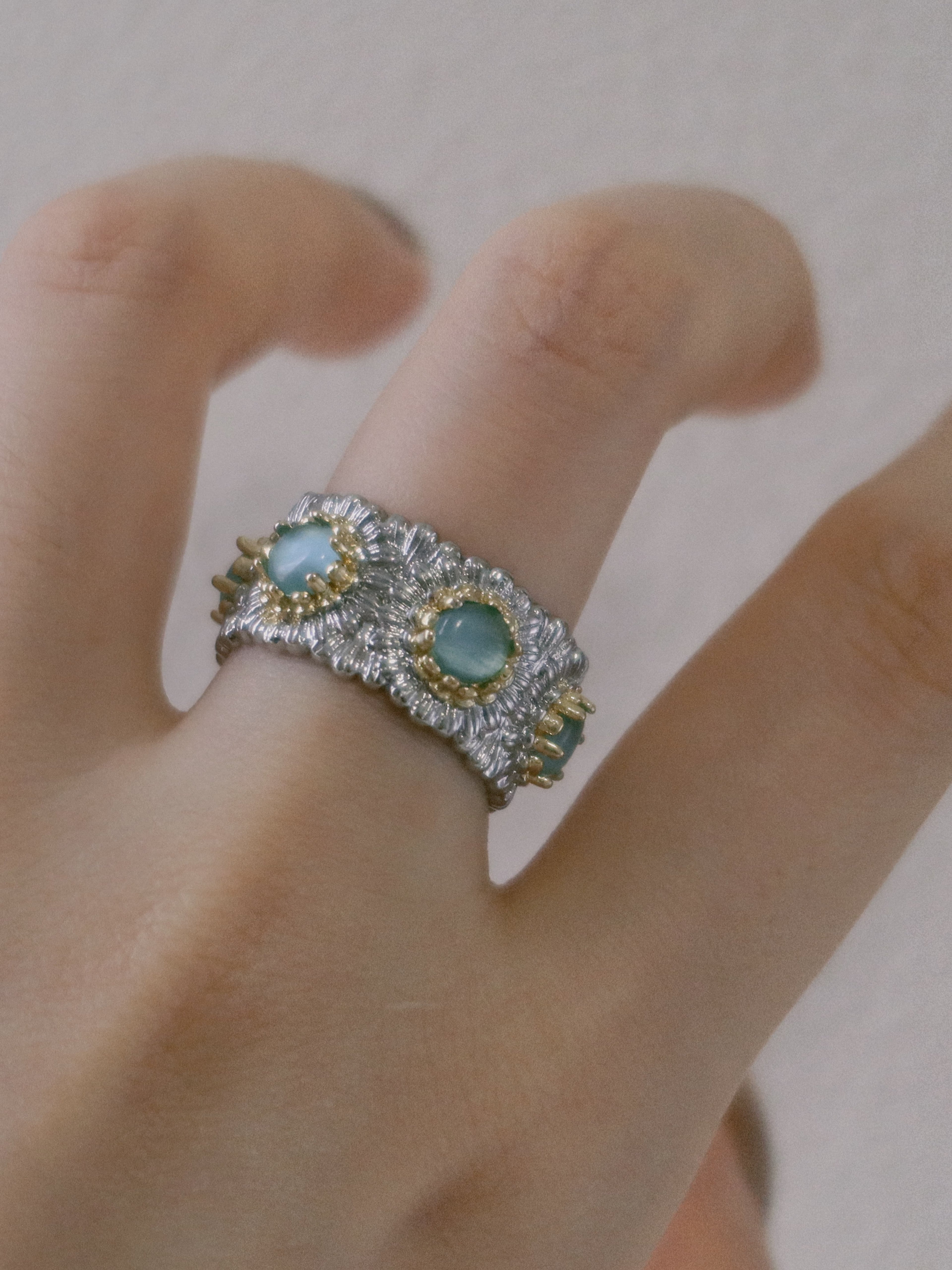 The Secluded Azure – Vintage Daisy Ring with Sapphire-blue Stones