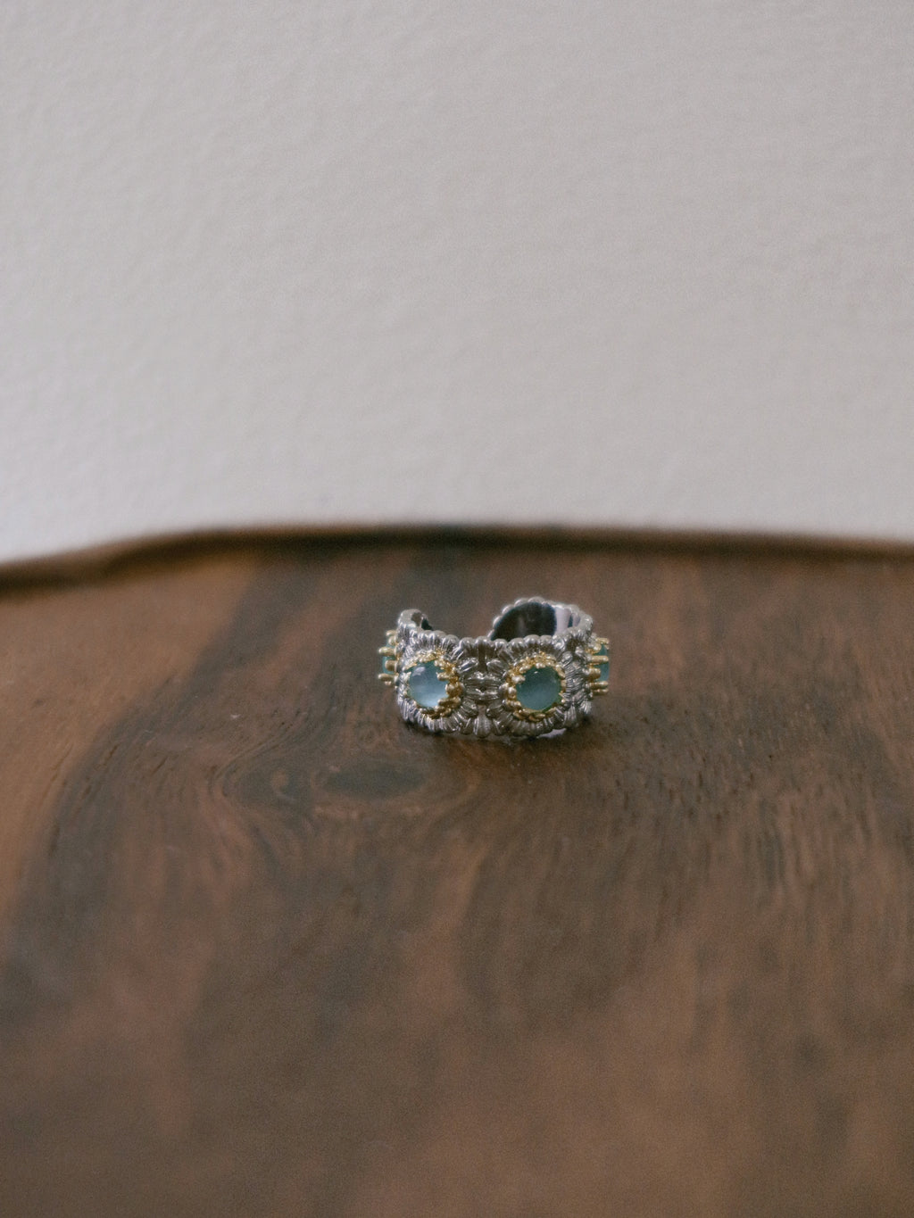 The Secluded Azure – Vintage Daisy Ring with Sapphire-blue Stones
