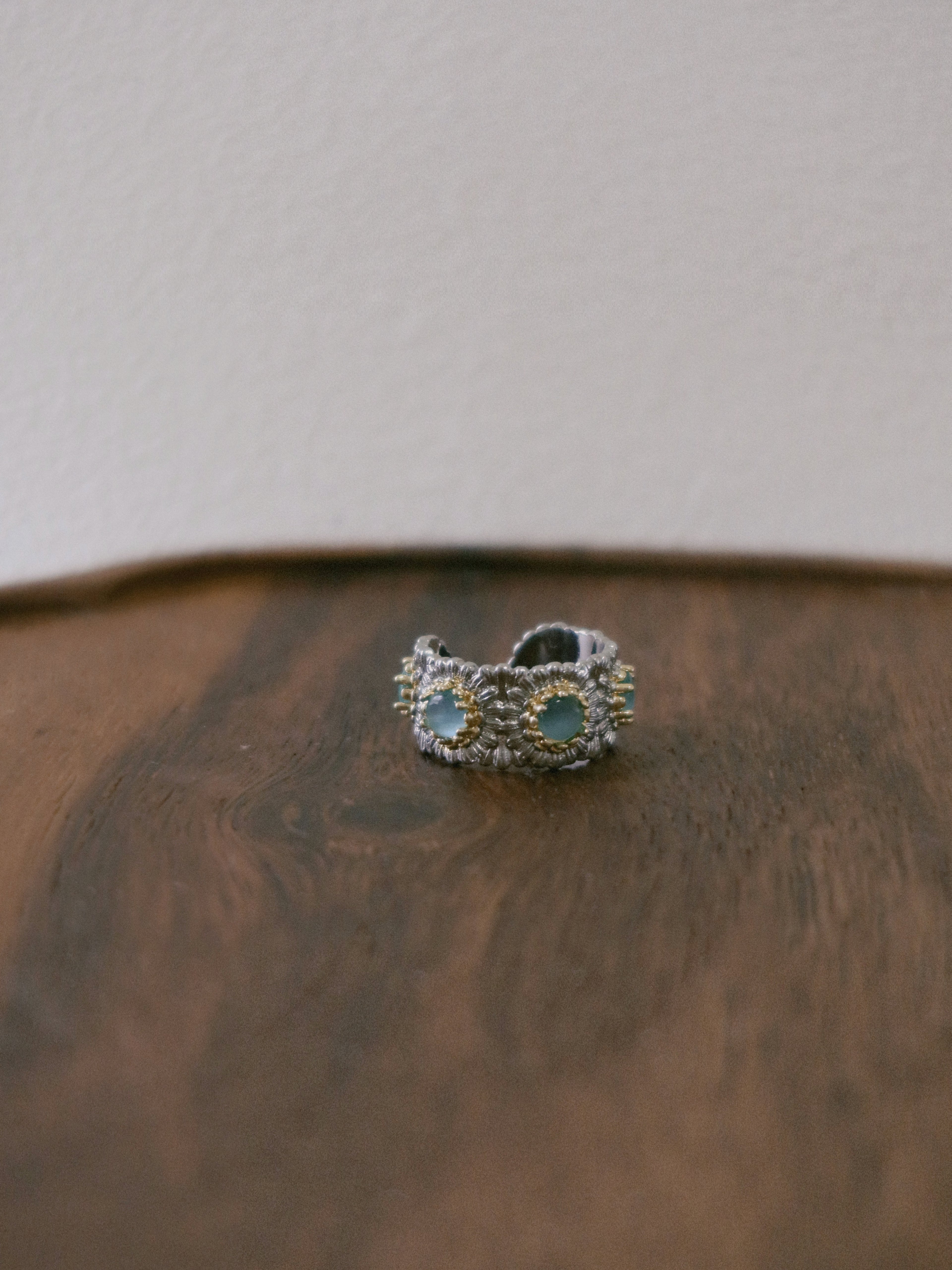 The Secluded Azure – Vintage Daisy Ring with Sapphire-blue Stones