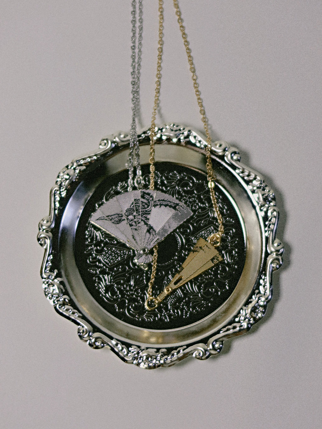 The Fans – Movable Folding Fan Oriental Necklace