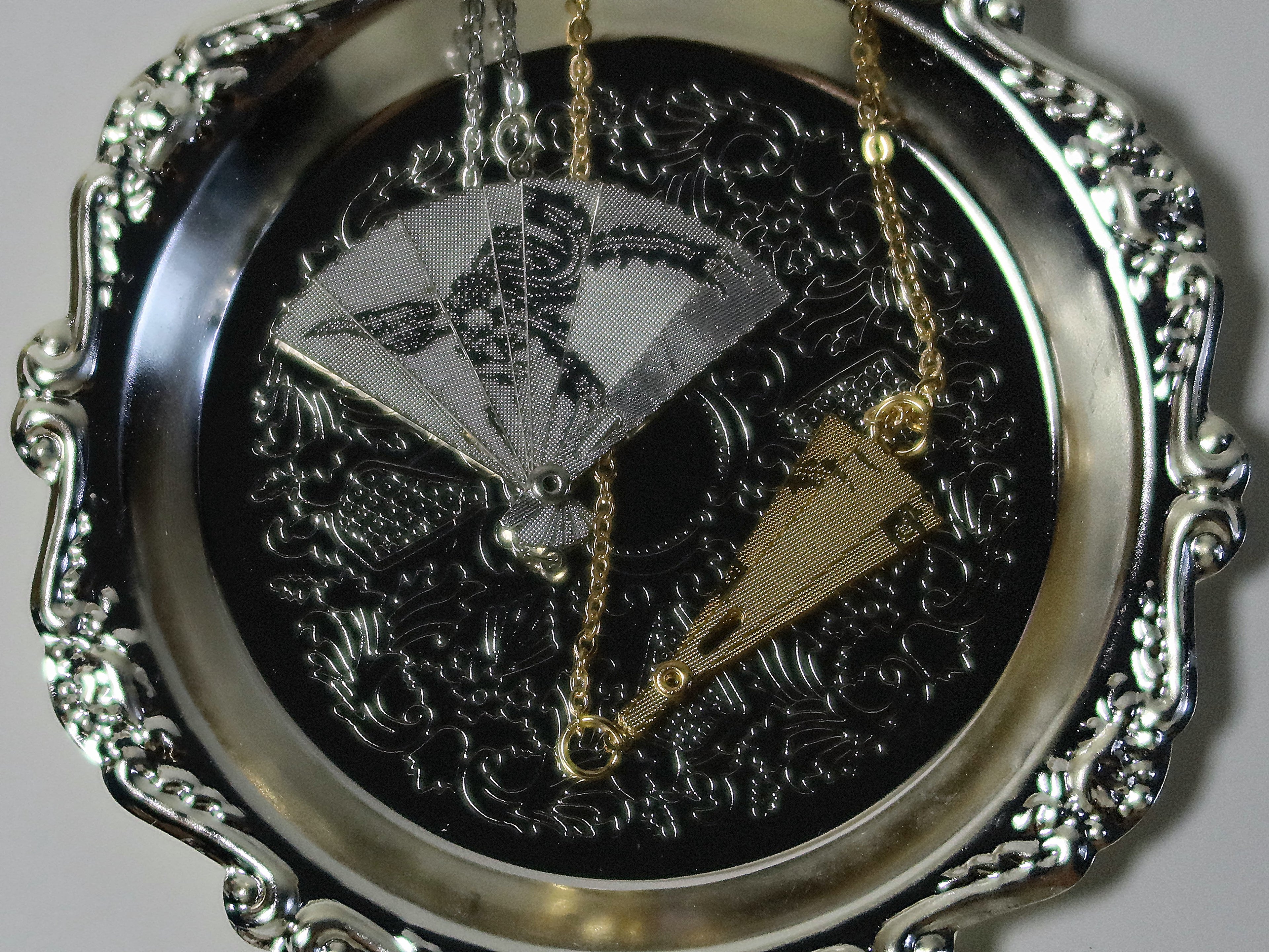 The Fans – Movable Folding Fan Oriental Necklace