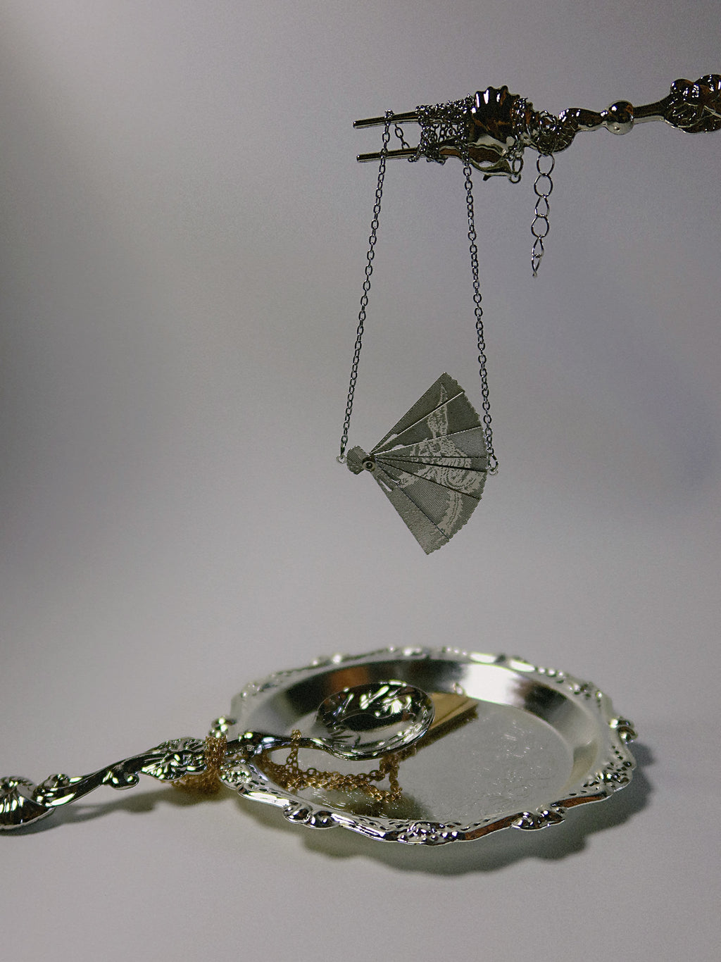 The Fans – Movable Folding Fan Oriental Necklace