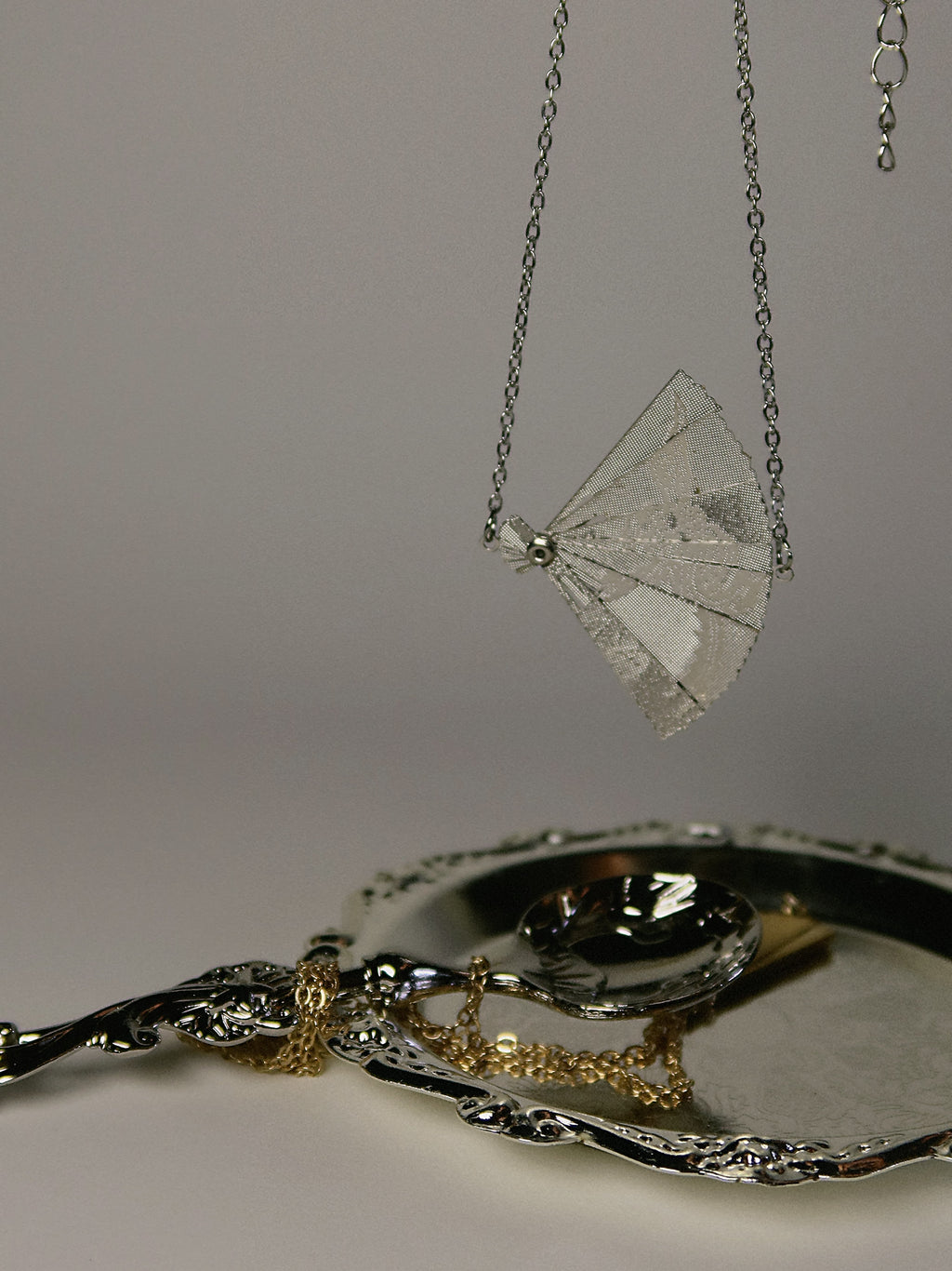 The Fans – Movable Folding Fan Oriental Necklace