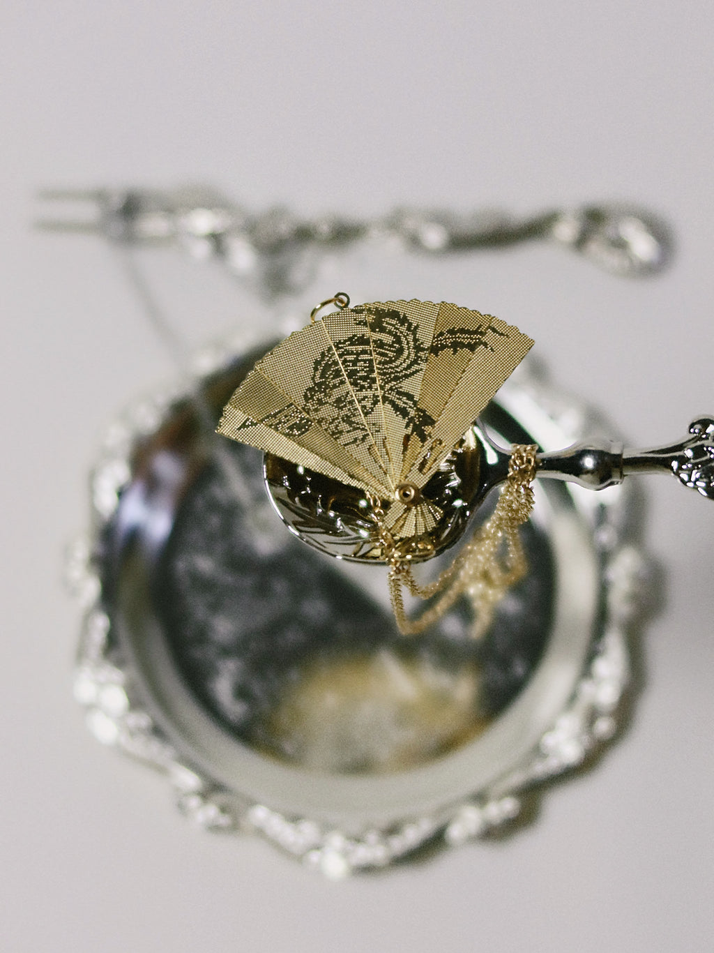 The Fans – Movable Folding Fan Oriental Necklace