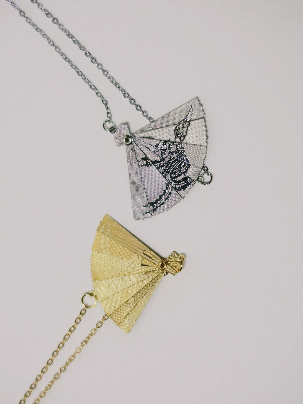 The Fans – Movable Folding Fan Oriental Necklace