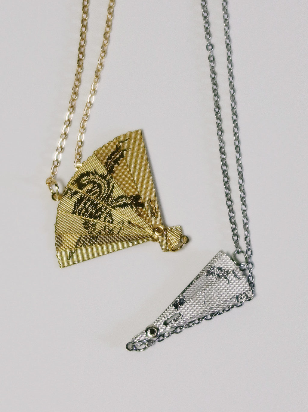 The Fans – Movable Folding Fan Oriental Necklace