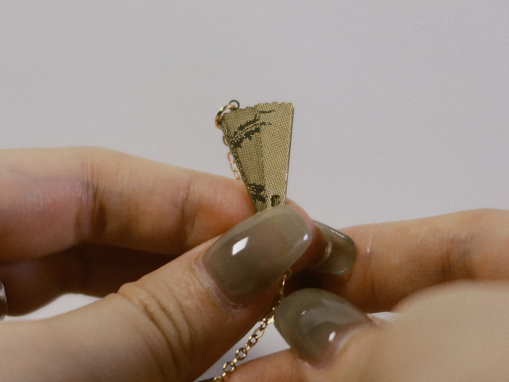 The Fans – Movable Folding Fan Oriental Necklace