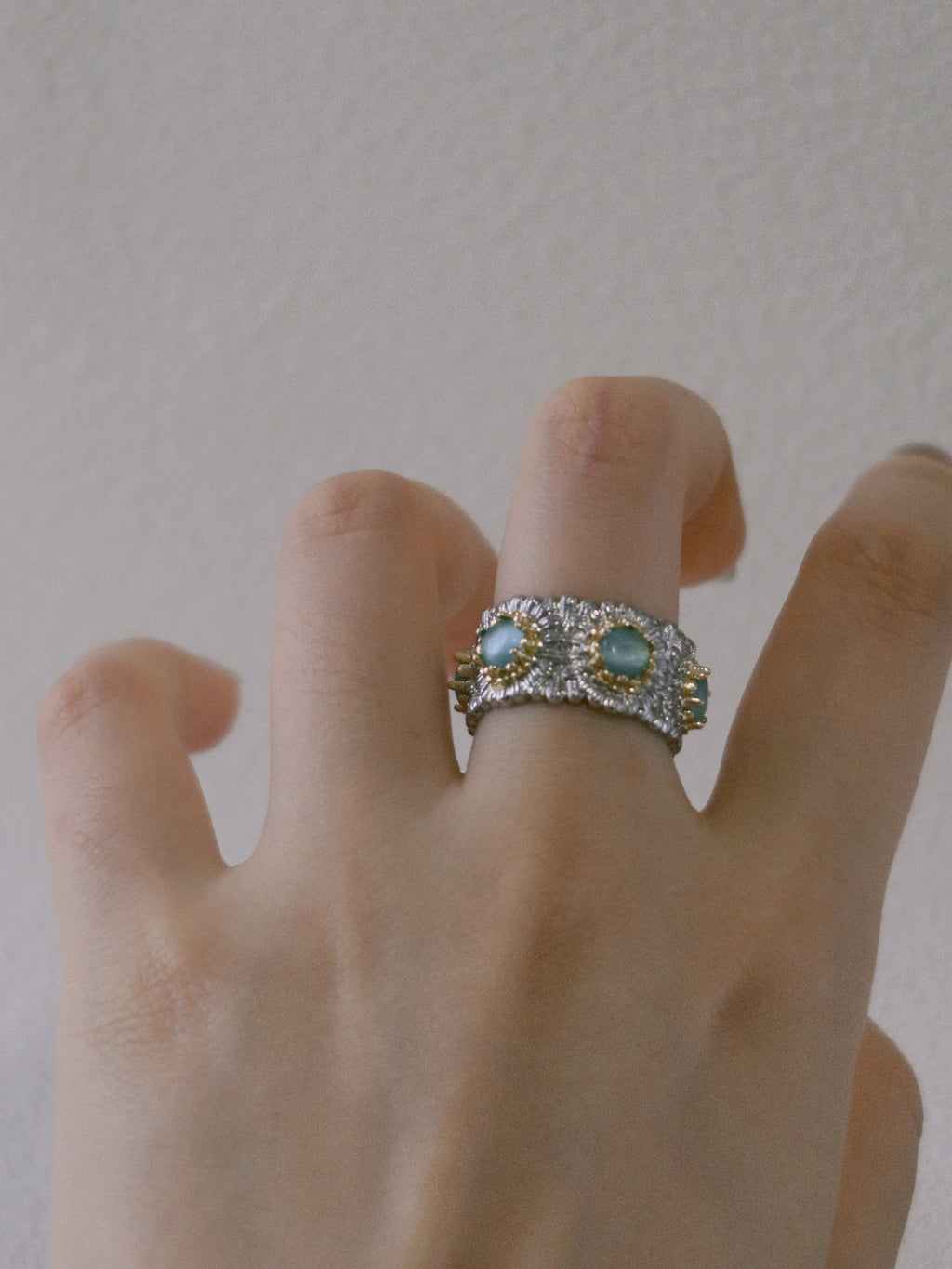 The Secluded Azure – Vintage Daisy Ring with Sapphire-blue Stones