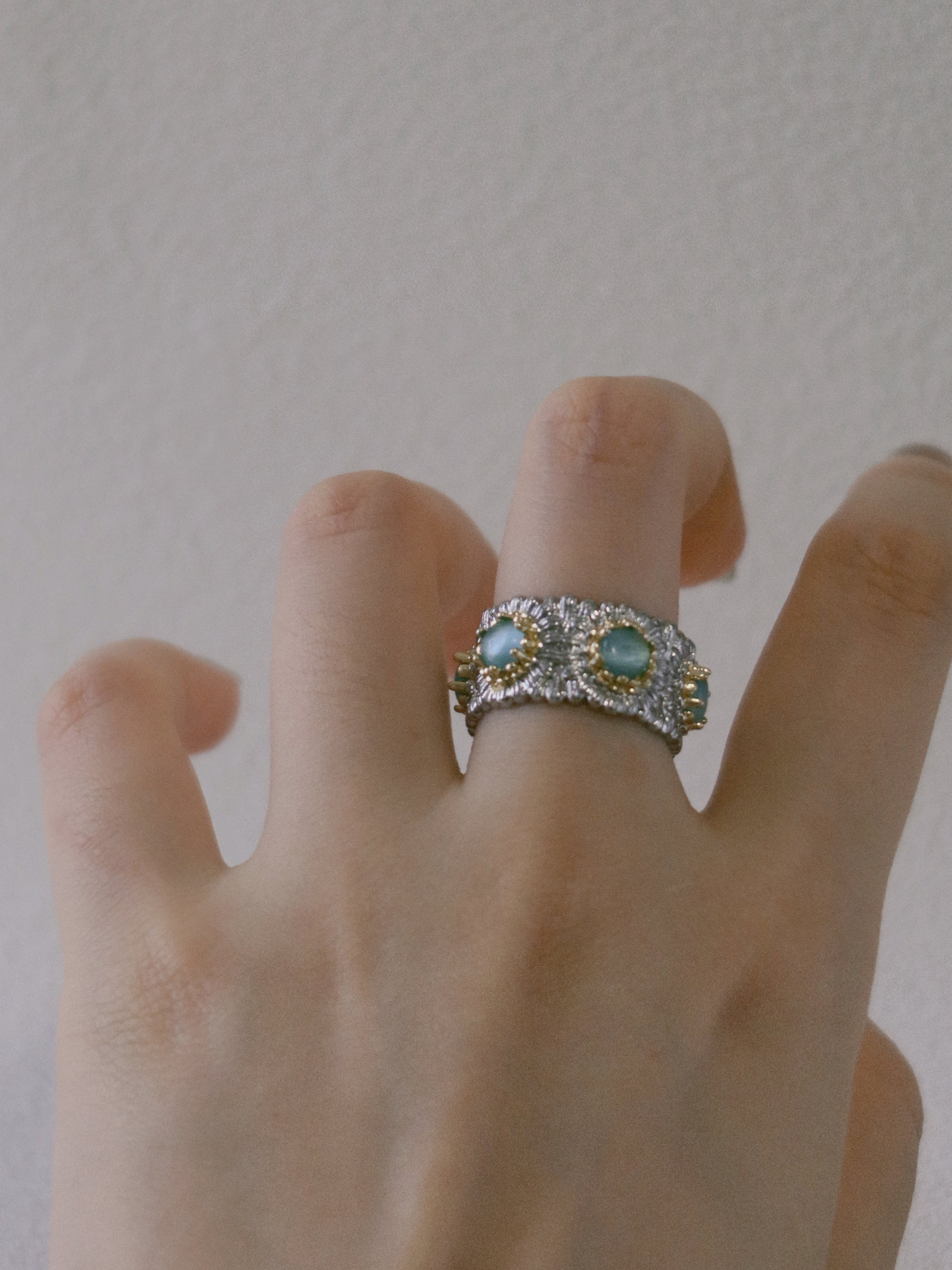 The Secluded Azure – Vintage Daisy Ring with Sapphire-blue Stones