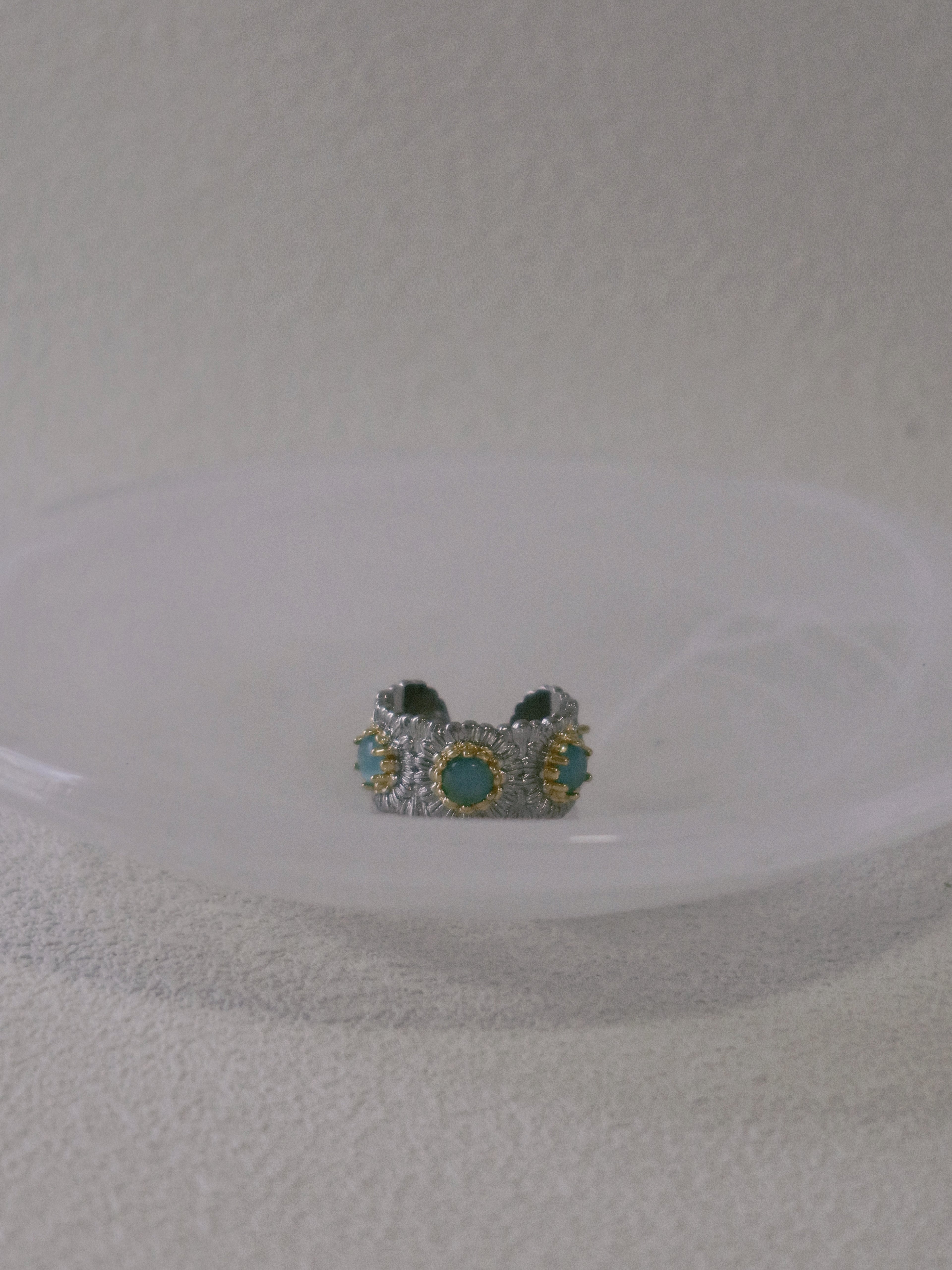 The Secluded Azure – Vintage Daisy Ring with Sapphire-blue Stones