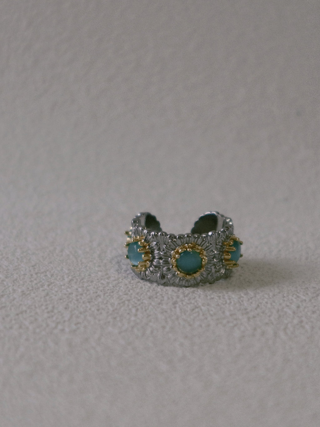 The Secluded Azure – Vintage Daisy Ring with Sapphire-blue Stones