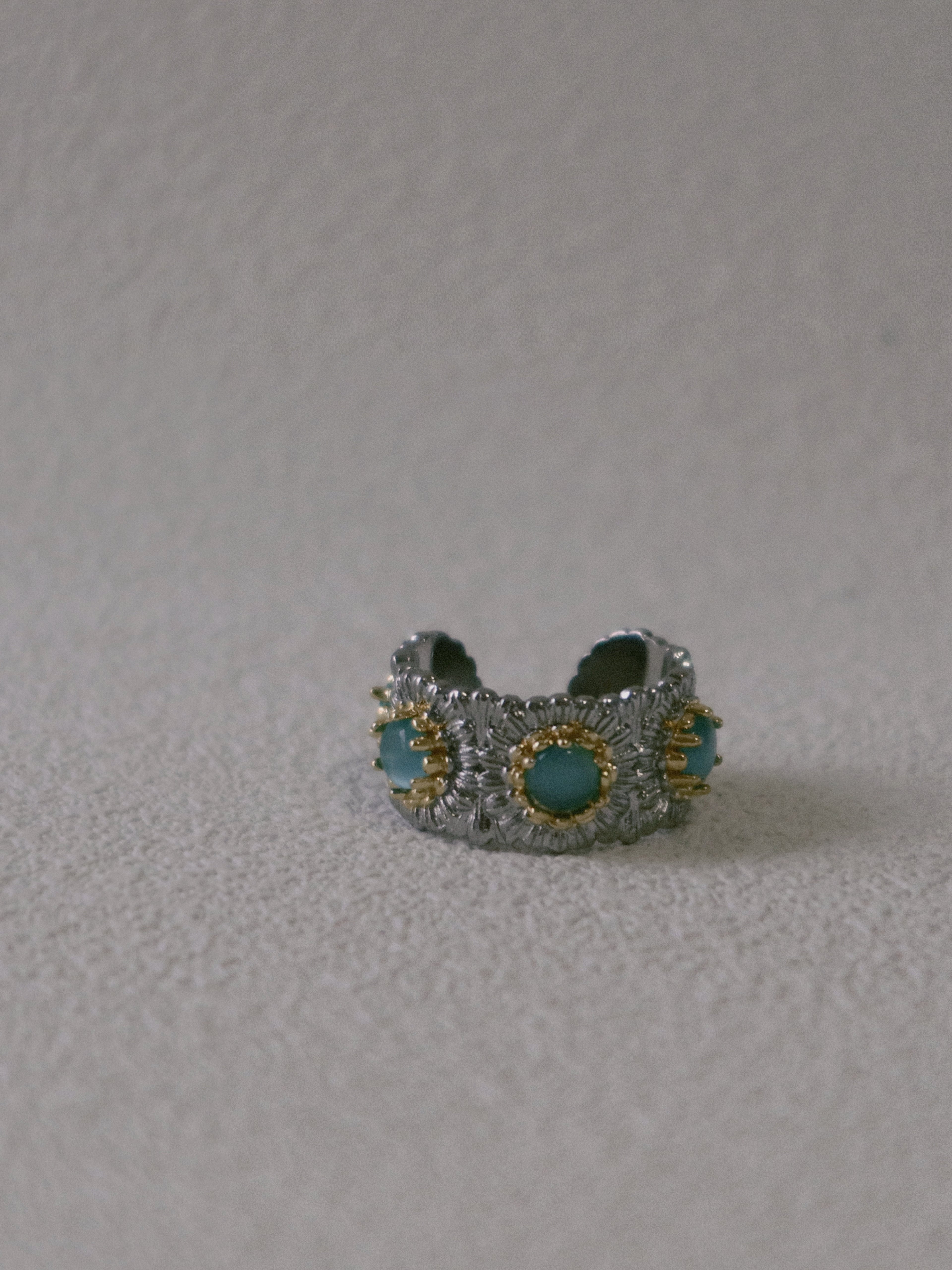 The Secluded Azure – Vintage Daisy Ring with Sapphire-blue Stones