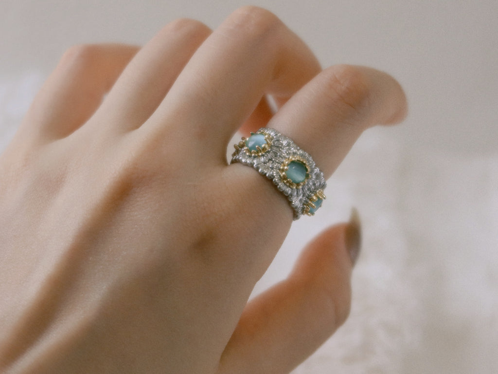 The Secluded Azure – Vintage Daisy Ring with Sapphire-blue Stones