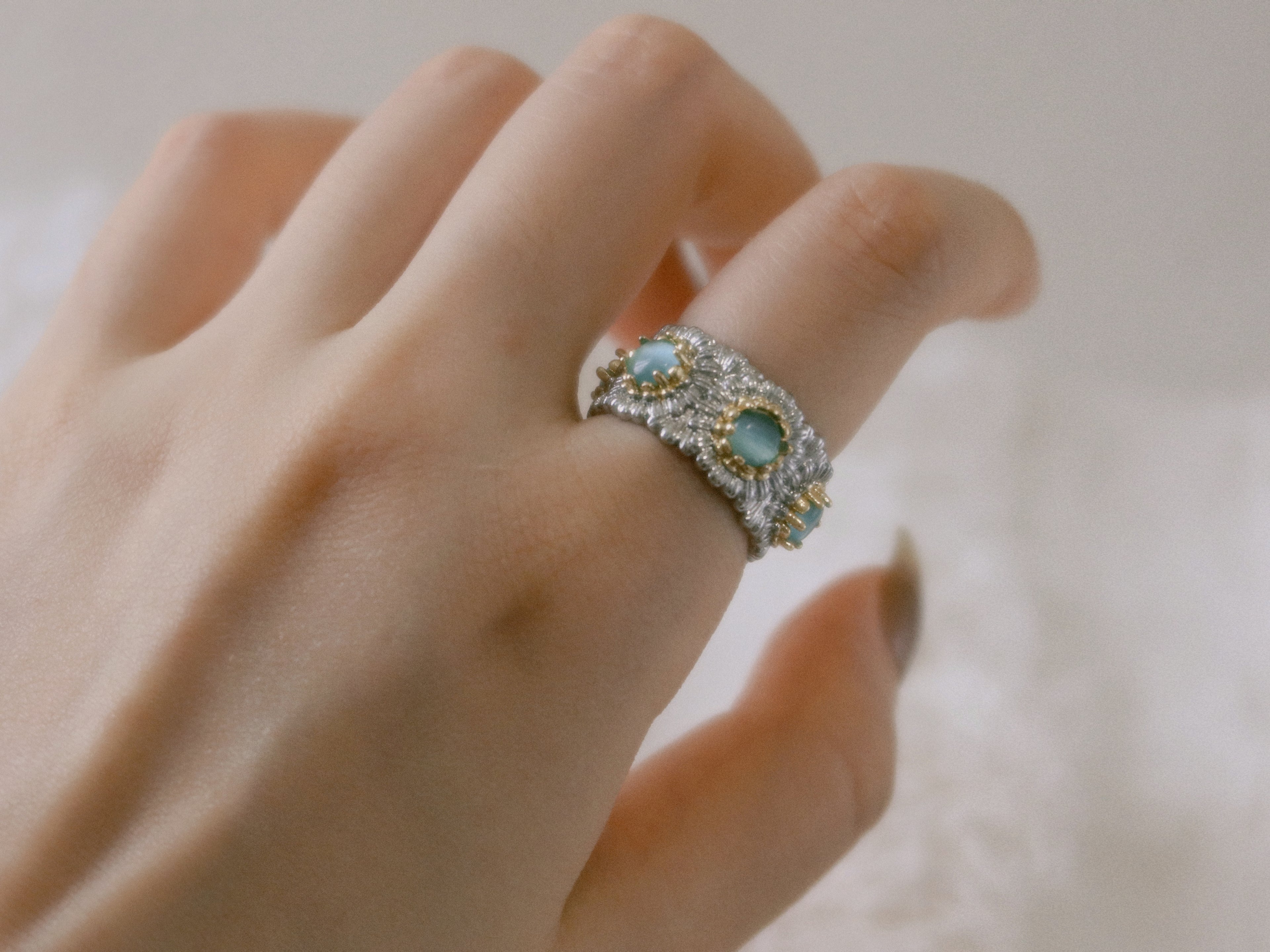 The Secluded Azure – Vintage Daisy Ring with Sapphire-blue Stones
