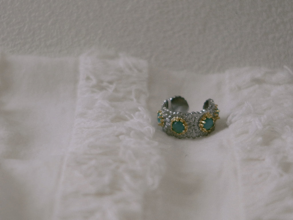 The Secluded Azure – Vintage Daisy Ring with Sapphire-blue Stones