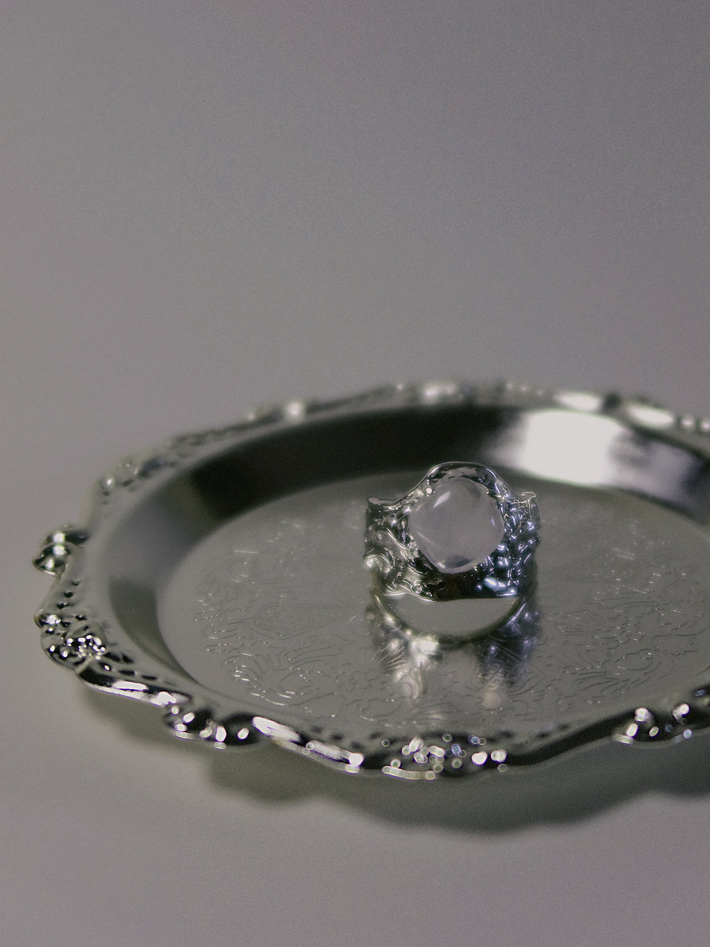 Luna Fragment – Ice-Cracked Clear Quartz Moon Ring