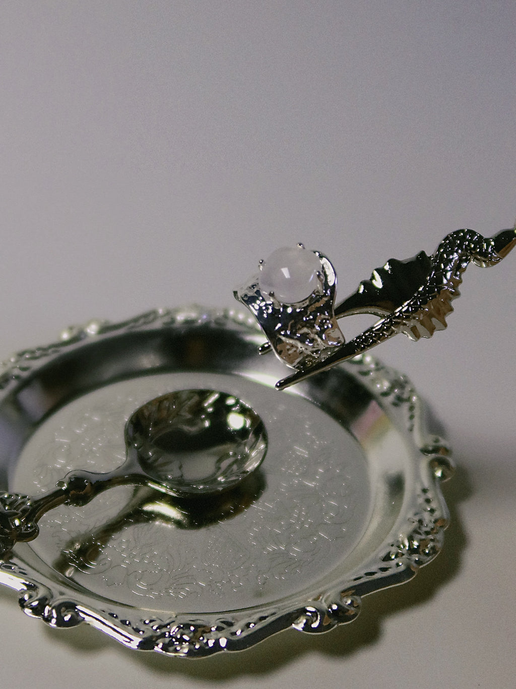 Luna Fragment – Ice-Cracked Clear Quartz Moon Ring