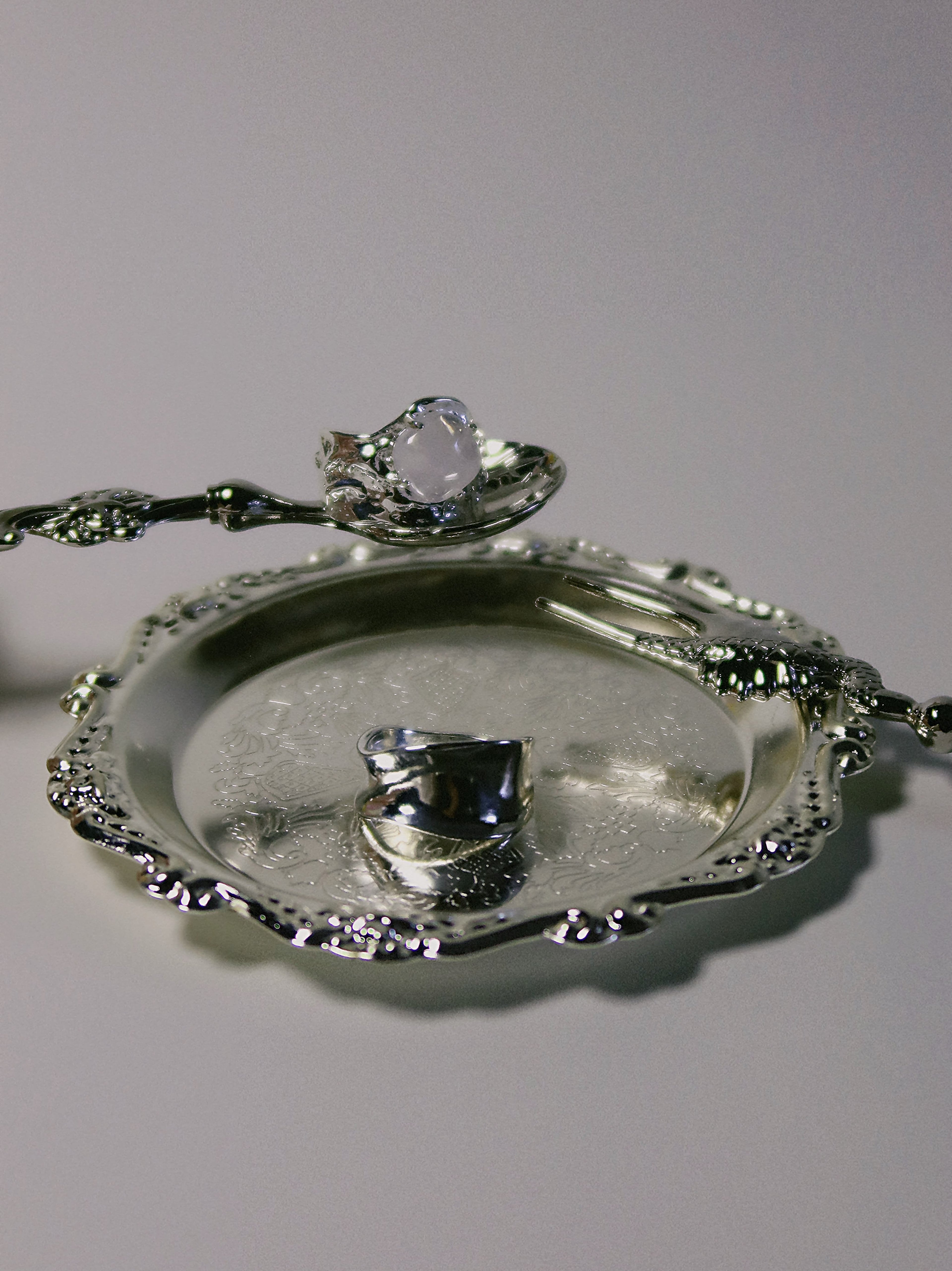 Luna Fragment – Ice-Cracked Clear Quartz Moon Ring