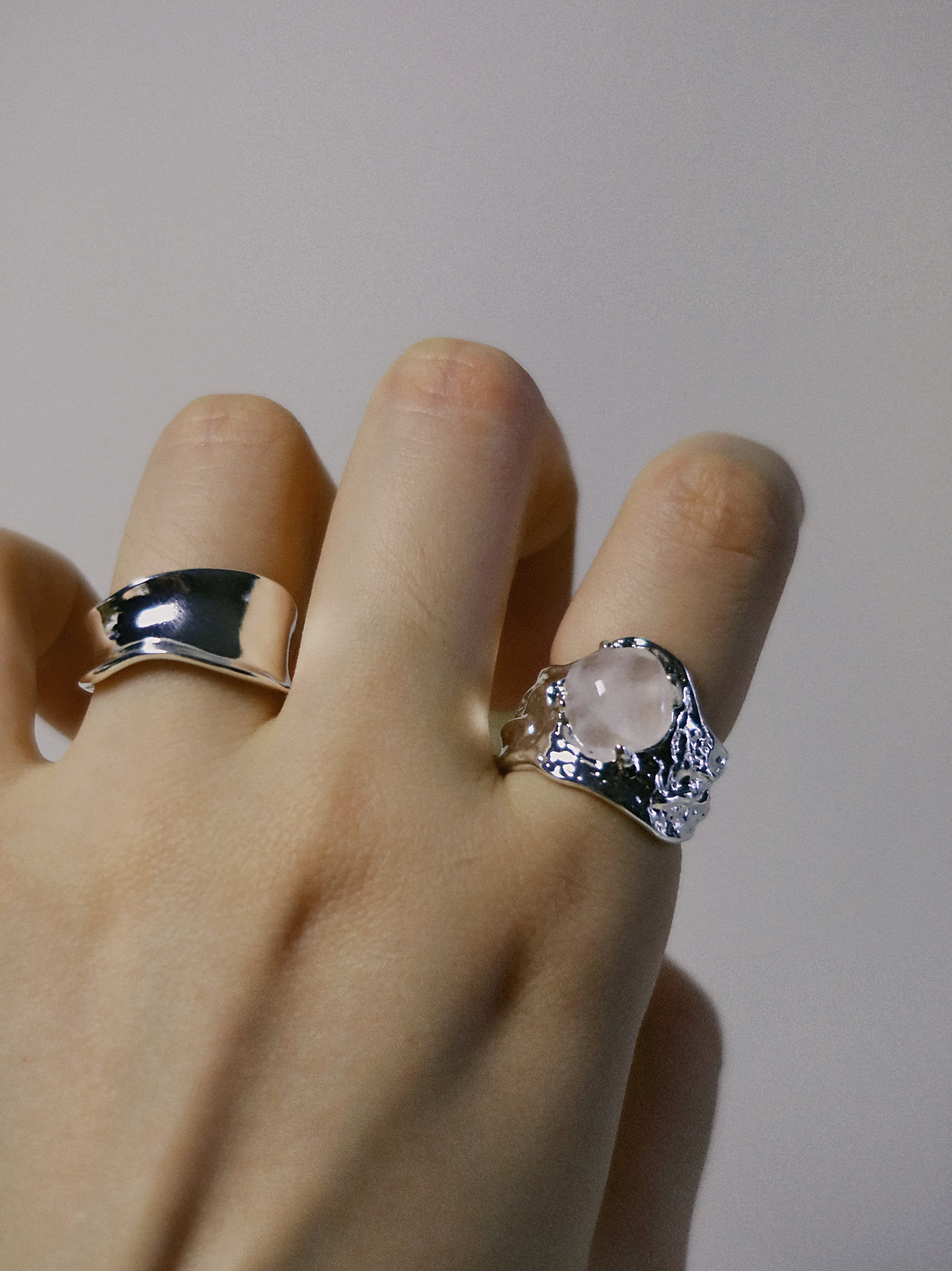 Luna Fragment – Ice-Cracked Clear Quartz Moon Ring