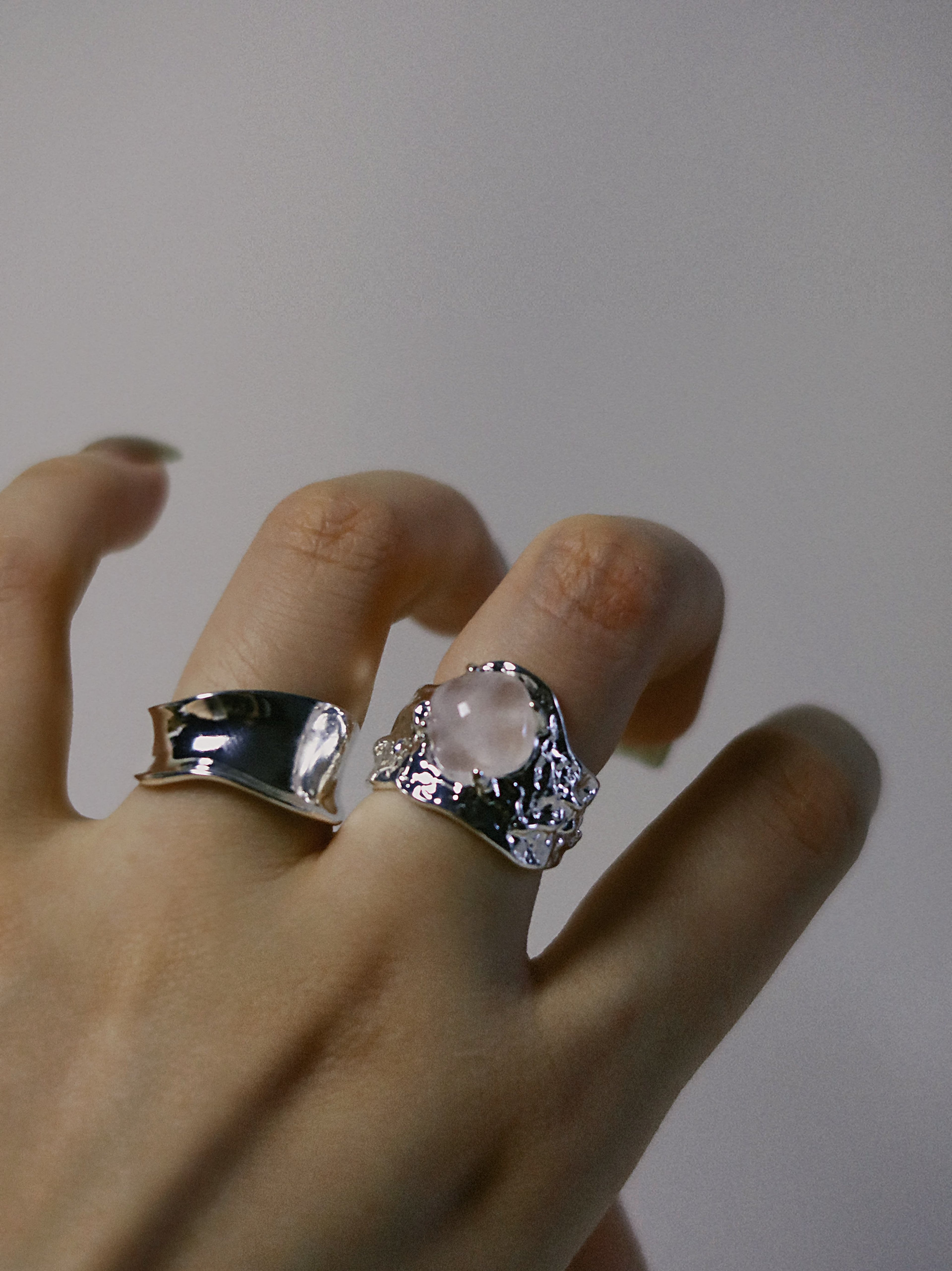 The Wave – Bold Minimalist Mirror-Finish Band