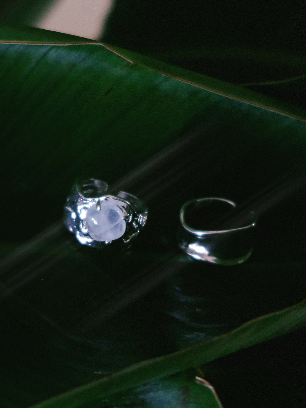 Luna Fragment – Ice-Cracked Clear Quartz Moon Ring