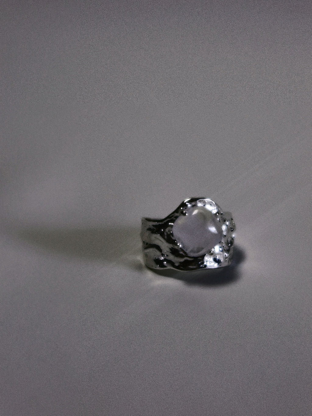 Luna Fragment – Ice-Cracked Clear Quartz Moon Ring