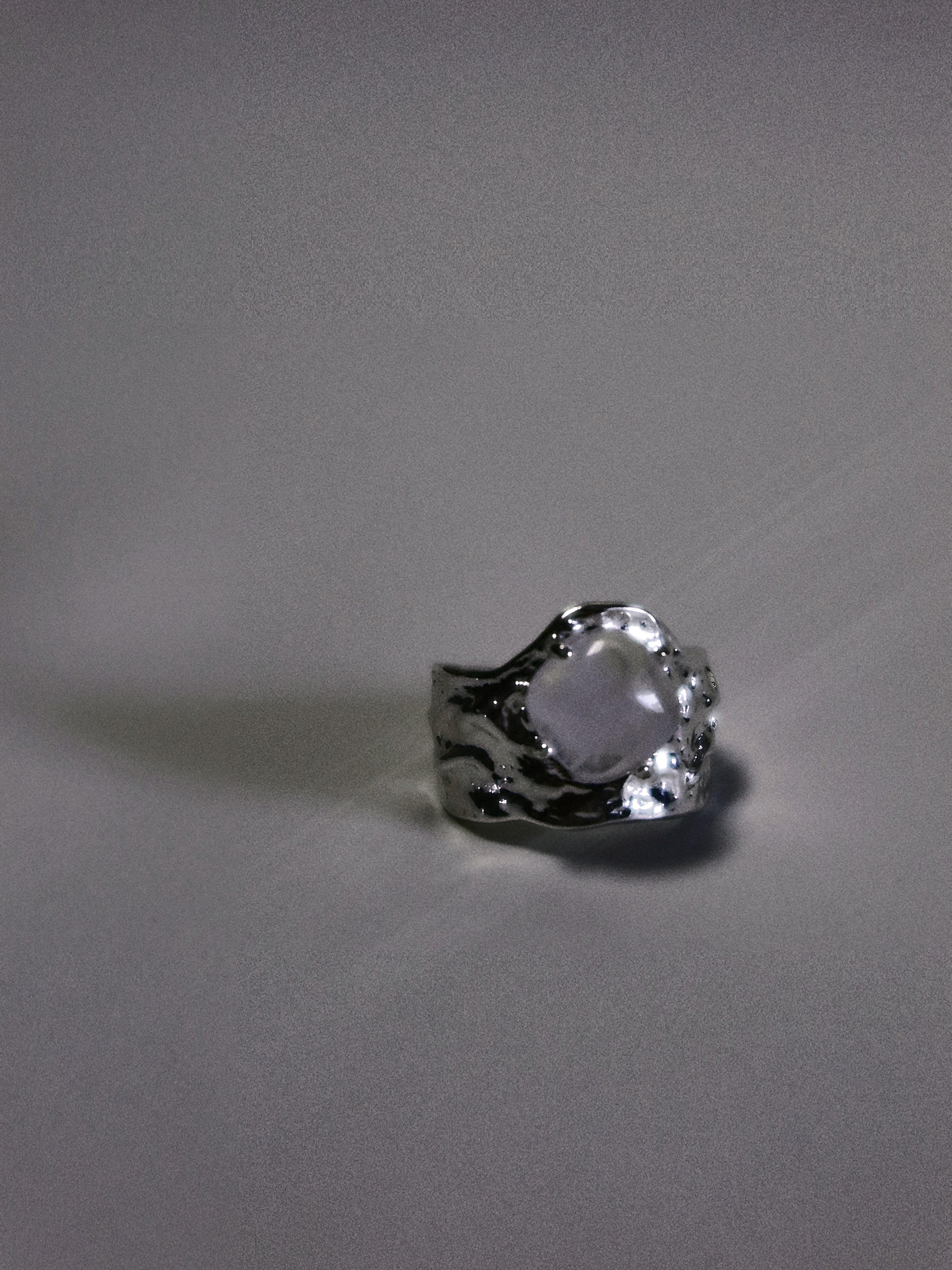 Luna Fragment – Ice-Cracked Clear Quartz Moon Ring