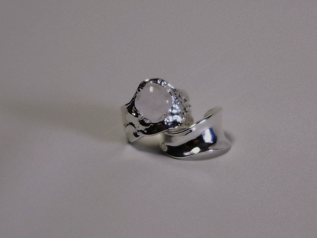 Luna Fragment – Ice-Cracked Clear Quartz Moon Ring