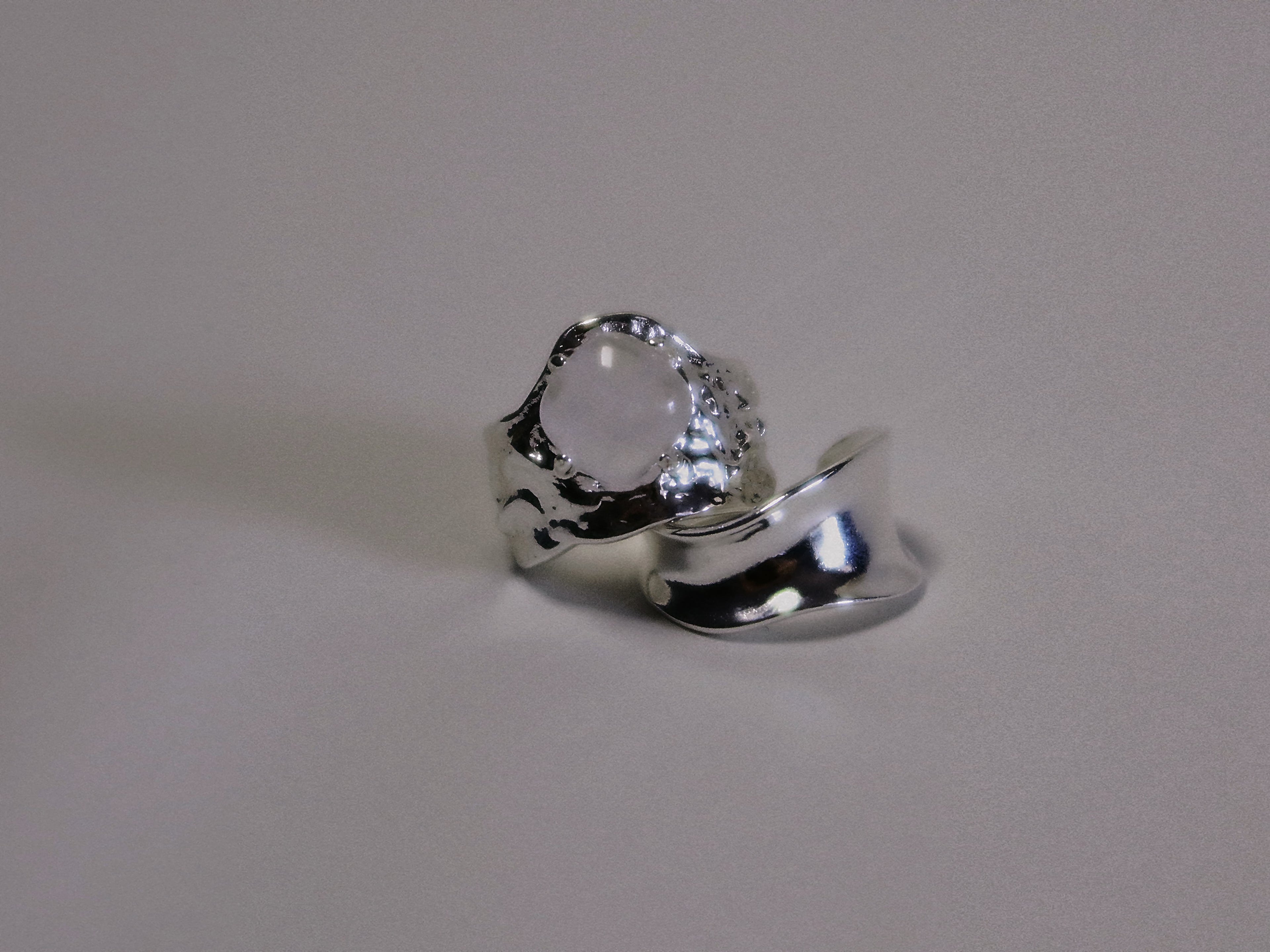 Luna Fragment – Ice-Cracked Clear Quartz Moon Ring