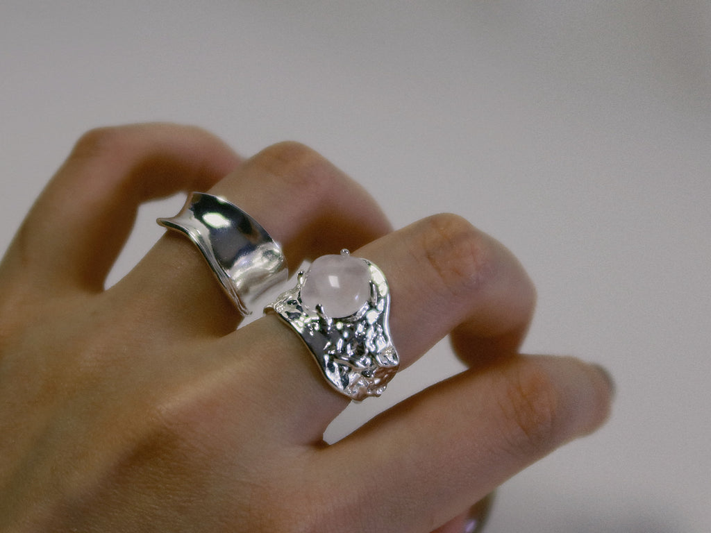 Luna Fragment – Ice-Cracked Clear Quartz Moon Ring