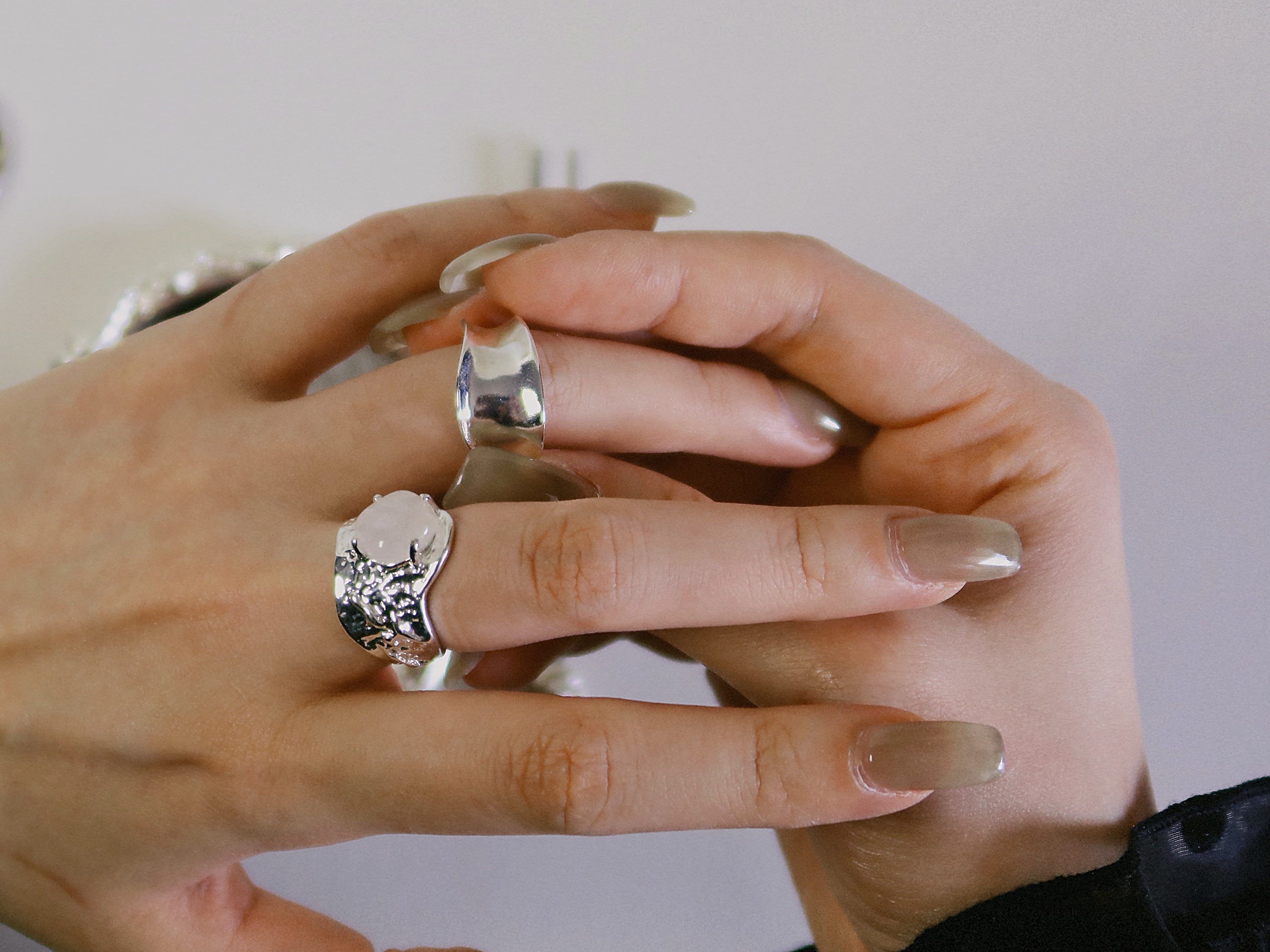The Wave – Bold Minimalist Mirror-Finish Band