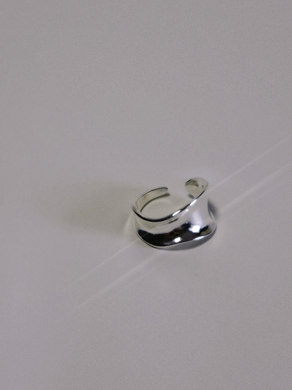 The Wave – Bold Minimalist Mirror-Finish Band