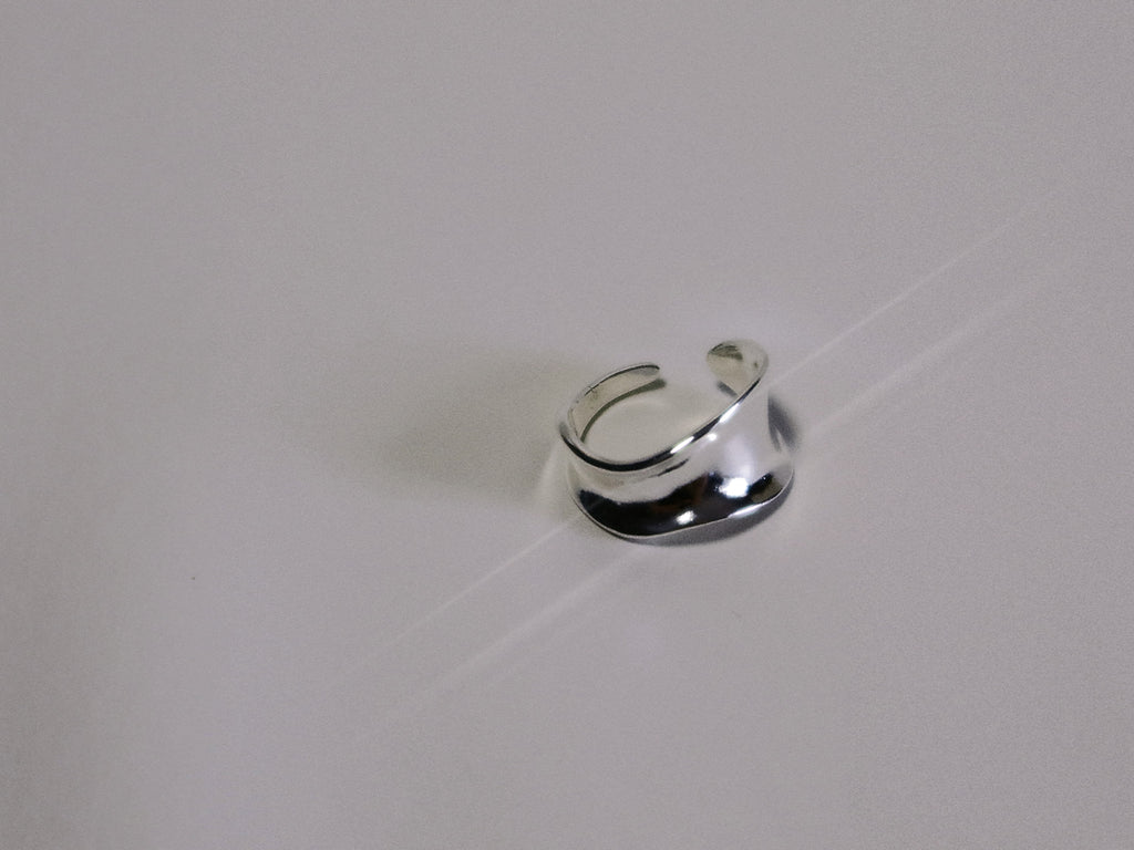 The Wave – Bold Minimalist Mirror-Finish Band