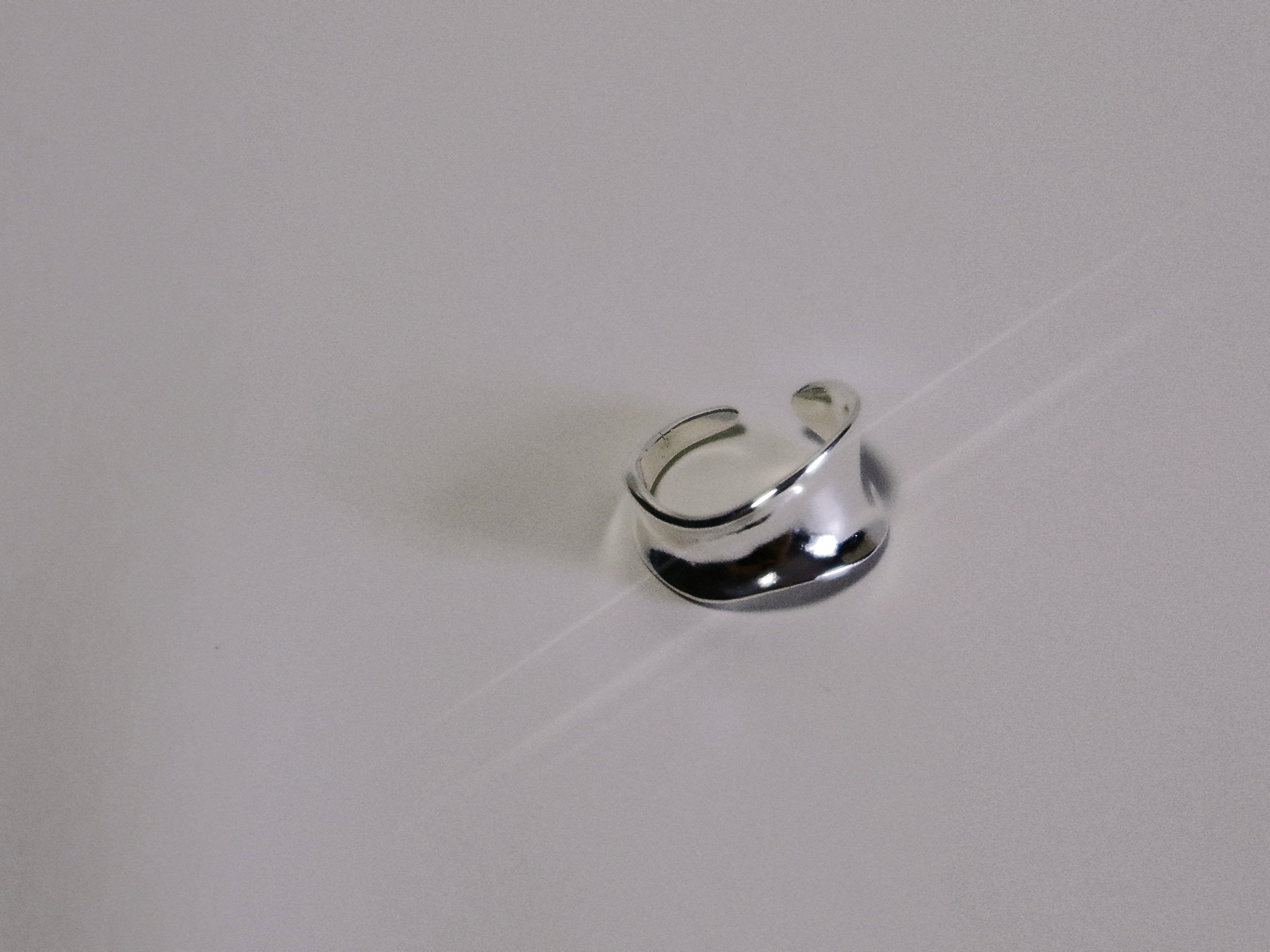 The Wave – Bold Minimalist Mirror-Finish Band