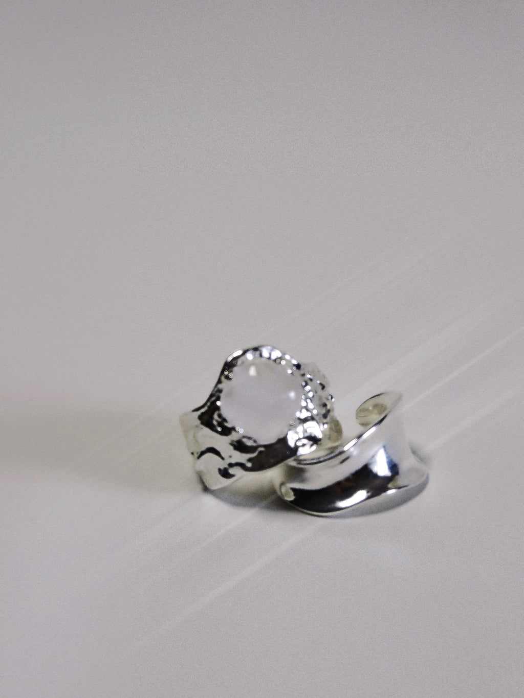 The Wave – Bold Minimalist Mirror-Finish Band