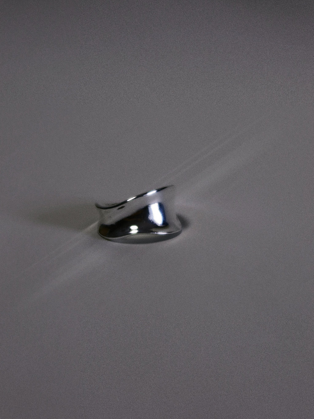The Wave – Bold Minimalist Mirror-Finish Band
