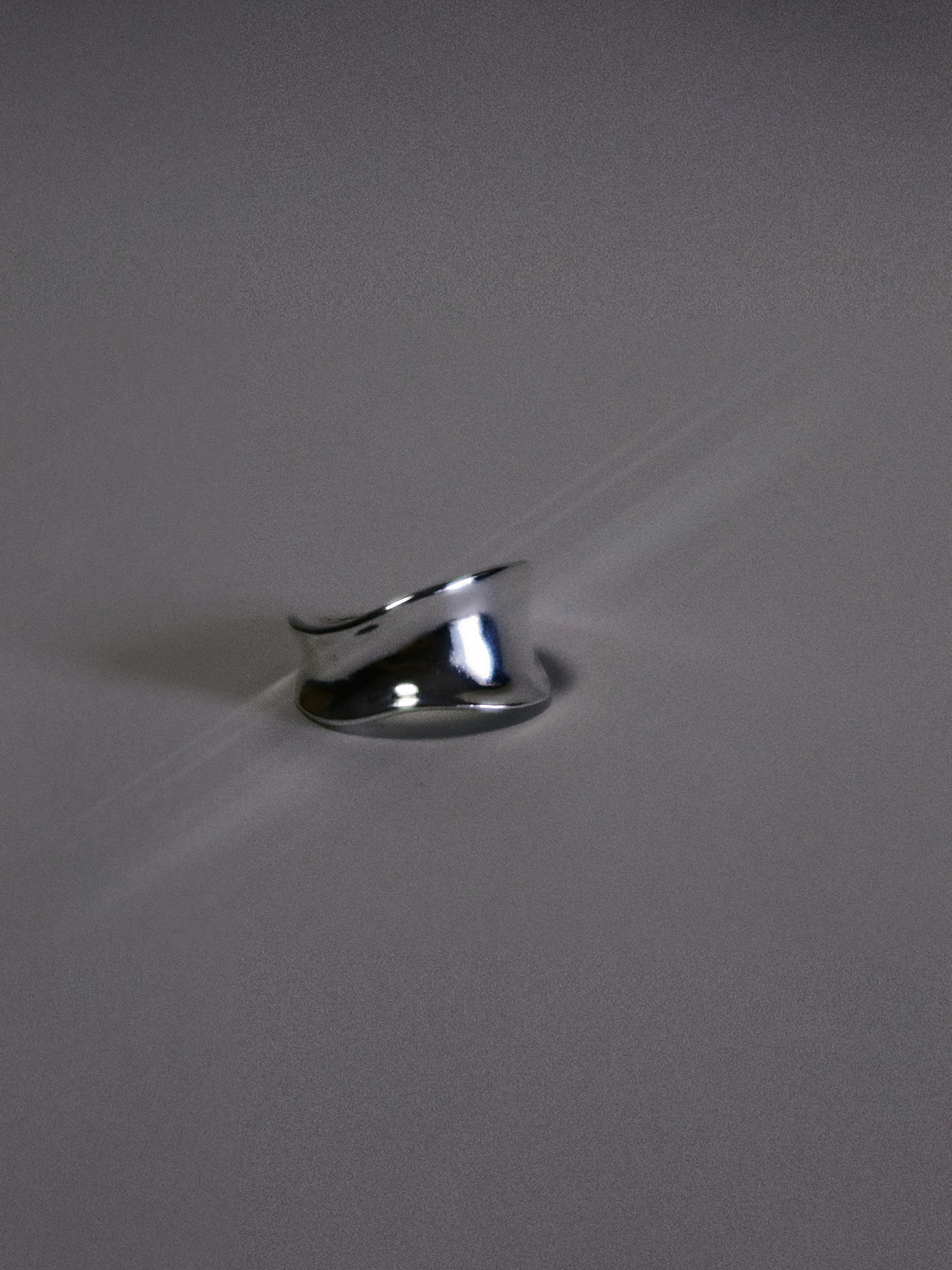 The Wave – Bold Minimalist Mirror-Finish Band
