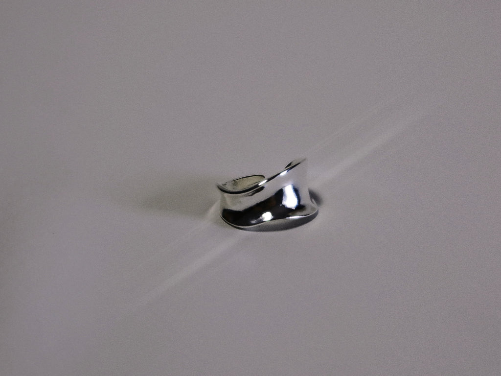 The Wave – Bold Minimalist Mirror-Finish Band