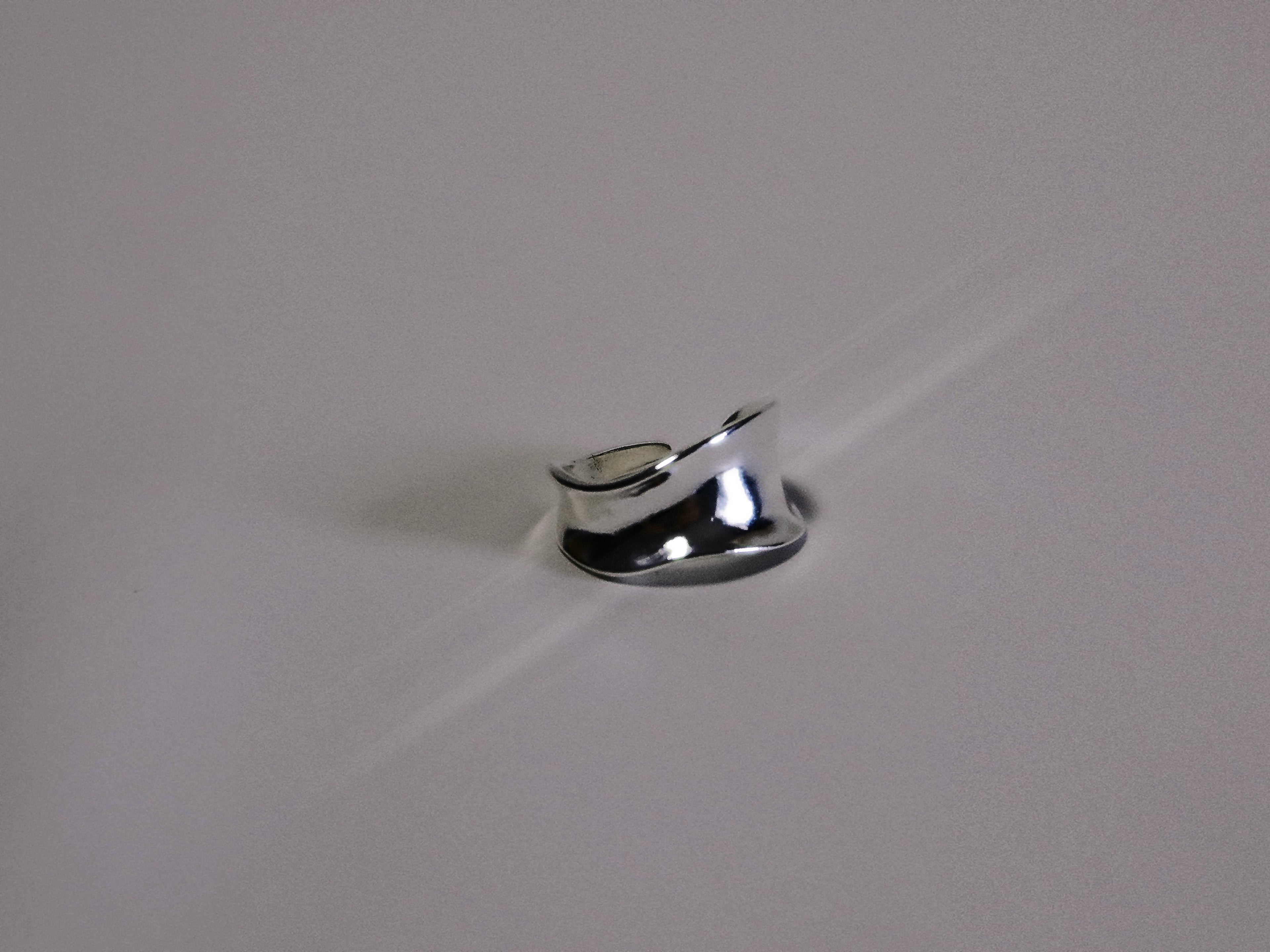 The Wave – Bold Minimalist Mirror-Finish Band